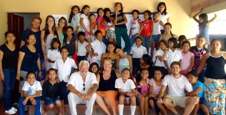 Gruppenfoto mit Mädchen und Unterstützenden des Projekts in Nicaragua
